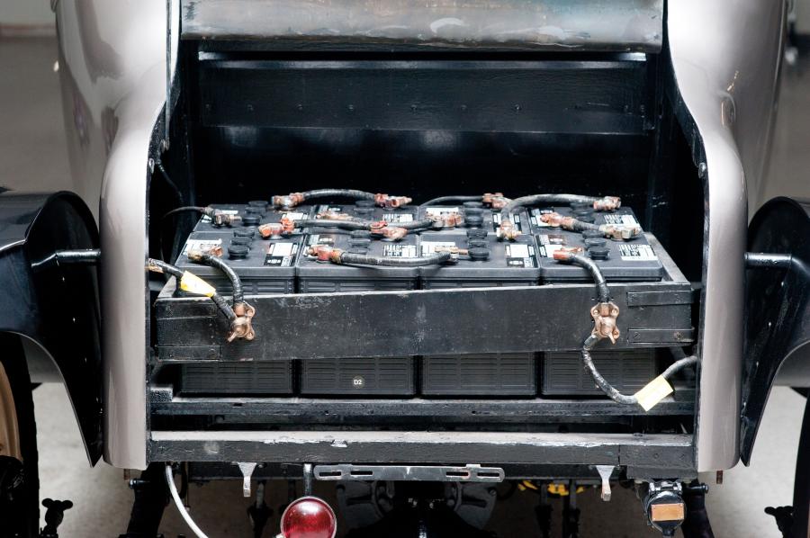 Багажник Milburn Electric Model 27L Light Brougham 1922 года  (фото 10 из 18)
